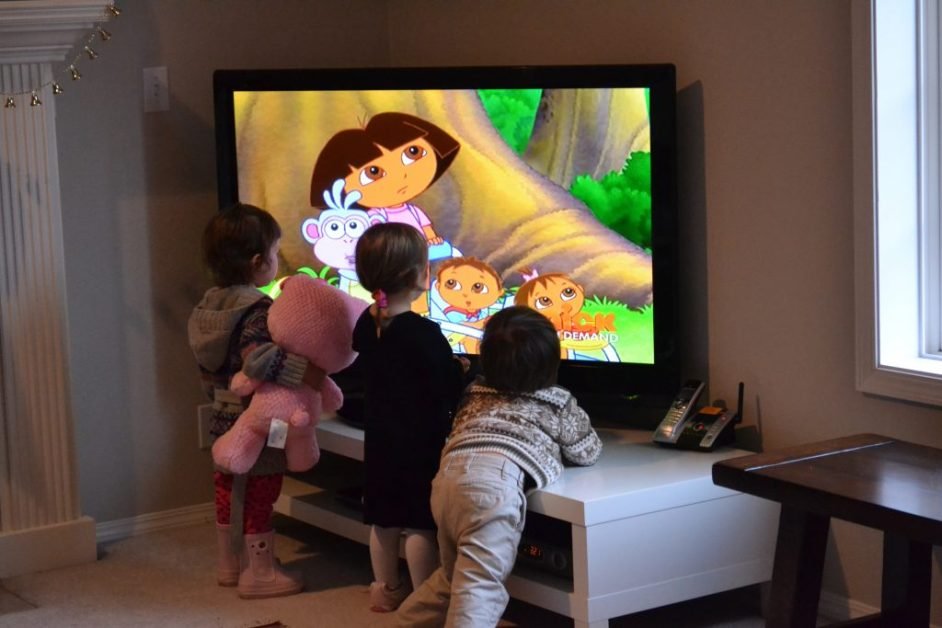 E greu ca școala să vă mai educe copiii, când acasă vi-i educă televizorul