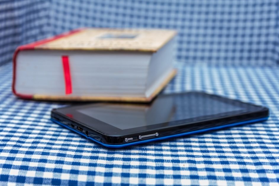 Ai carte ai parte! Cititul versus calculator și jocuri video