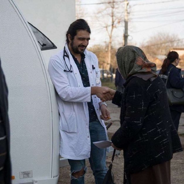Un tânăr medic din România ajută gratuit oamenii bolnavi din zonele defavorizate. „Ce-am învăţat? Că educaţia medicală în România e la pământ. Nici măcar la pământ, e sub pământ.”