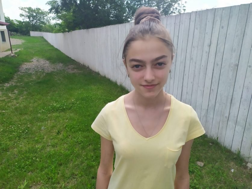 Ea este Maria Elisabeta, fata de la sat care a luat 10 la Evaluare fără meditații