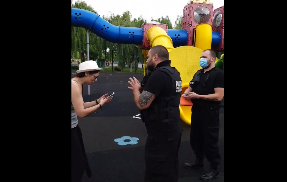 VIDEO. Poliţia Locală scandal cu o familie, după ce doi copii cu simdrom Down au intrat într-un loc de joacă