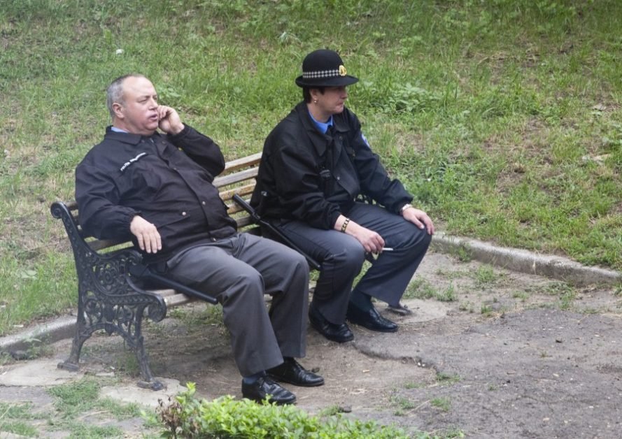 De ce să-ţi pierzi timpul prin facultăţi? Vino la Poliţia Locală sau sofer la Primarie! Iată cât câștiga un polițist local