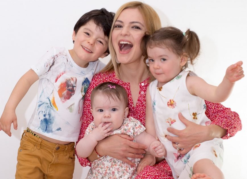 Lavinia Petrea e acum o mămică împlinită a 3 copilași, însă prezentatoarea TV a trecut prin clipe grele: „Trei medici diferiți mi-au spus că trebuie să opresc sarcina”