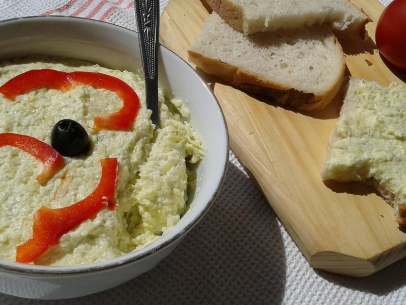 Salata de dovlecei cu care poți surprinde orice invitat, la fel de gustoasă ca salata de vinete