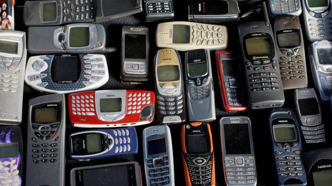 Telefoanele care s-au interzis în România. Amenda ajunge la 100.000 lei