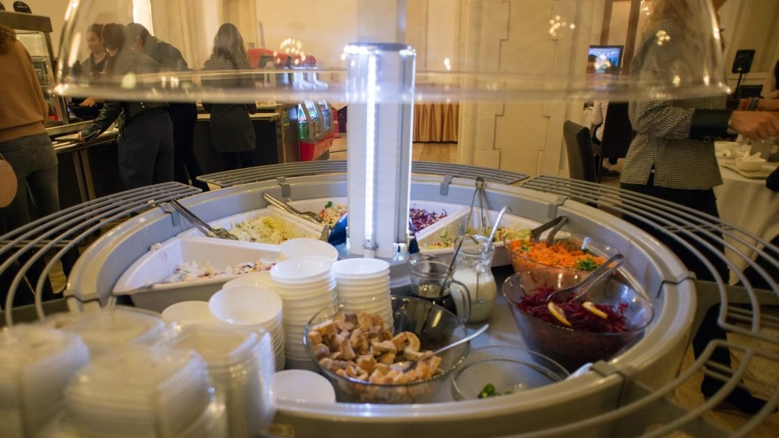 LISTA COMPLETA CU PRETURI la restaurantul Camerei Deputaților. Ciorbă – 2,63 lei, pulpă de porc la tavă – 5,77.