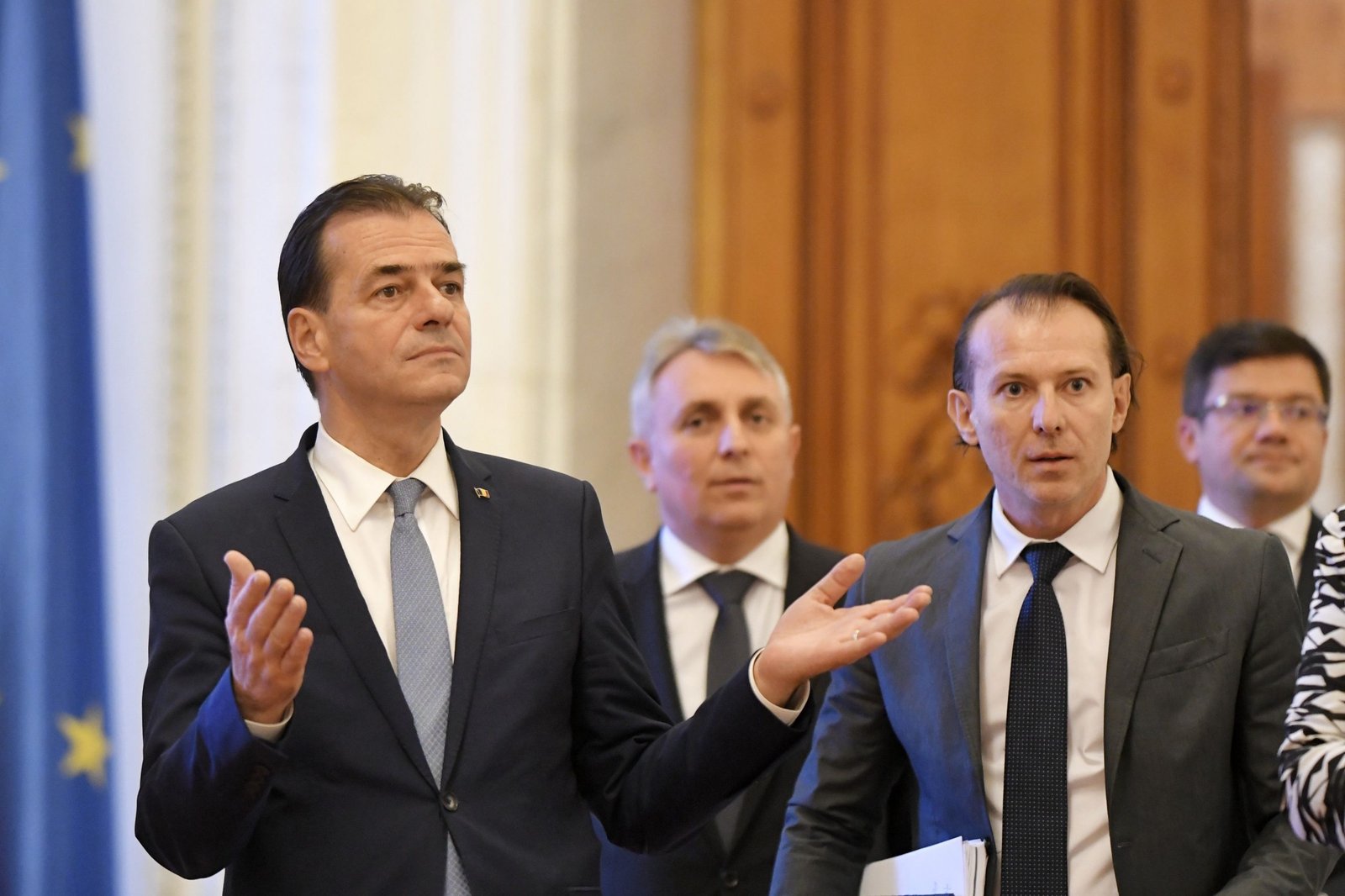 Guvernul despre concedierea bugetarilor: Va veni de la sine. Cei care plimbă hârtii nu-şi mai au rostul