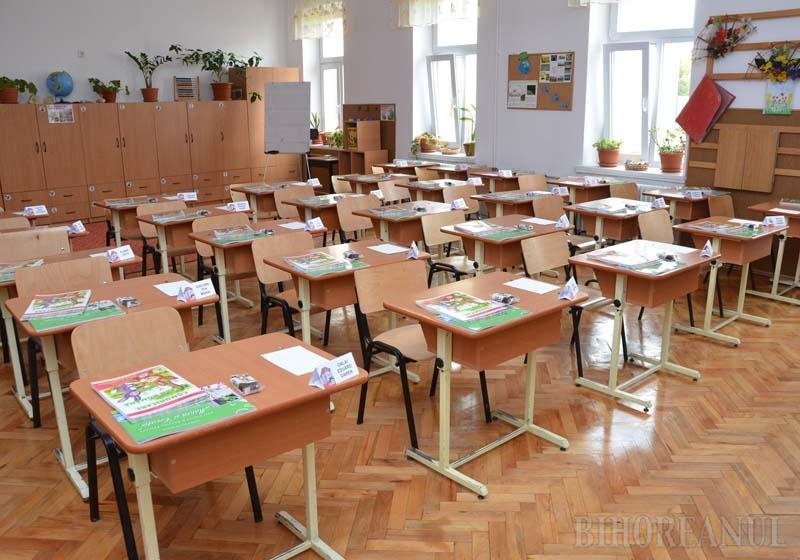 Din toamnă, clase de maximum 10-15 elevi, care să stea 4 ore pe zi la școală, cu ore de 30 de minute și restul clasei, prin rotație, face școală online
