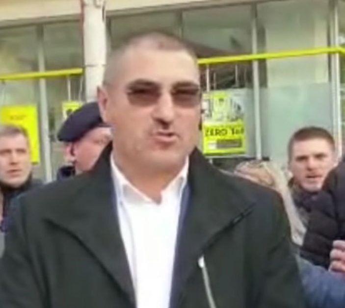 Începe să fie sinistru. Un boxer mediocru termină liceul seral la 24 de ani si devine Președintele Federației Române de Box, Vicepreședinte la Comisia Comunicații și Tehnologia Informației a PARLAMENTULUI ROMÂNIEI