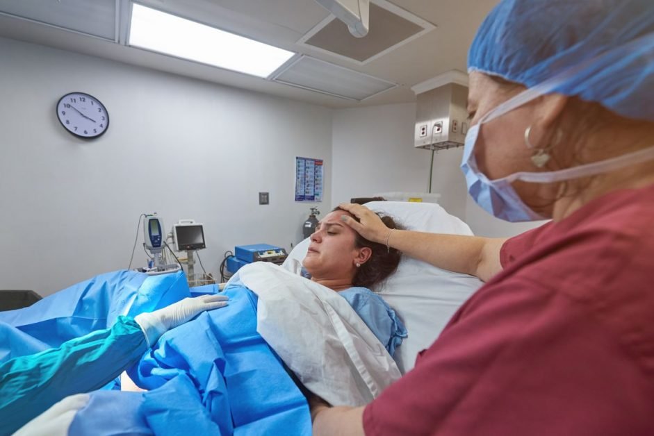Medicii au refuzat să opereze o gravidă pentru că nu avea făcut testul COVID. A fost lăsată să se chinuie în travaliu o noapte întreagă, copilul a murit