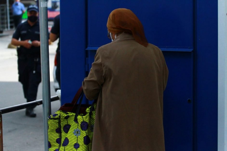 Cercetată penal după ce a ieșit să ia alimente. O batrana aflata in izolare a mâncat zile întregi doar zahăr, fără ca nimeni să o ajute.