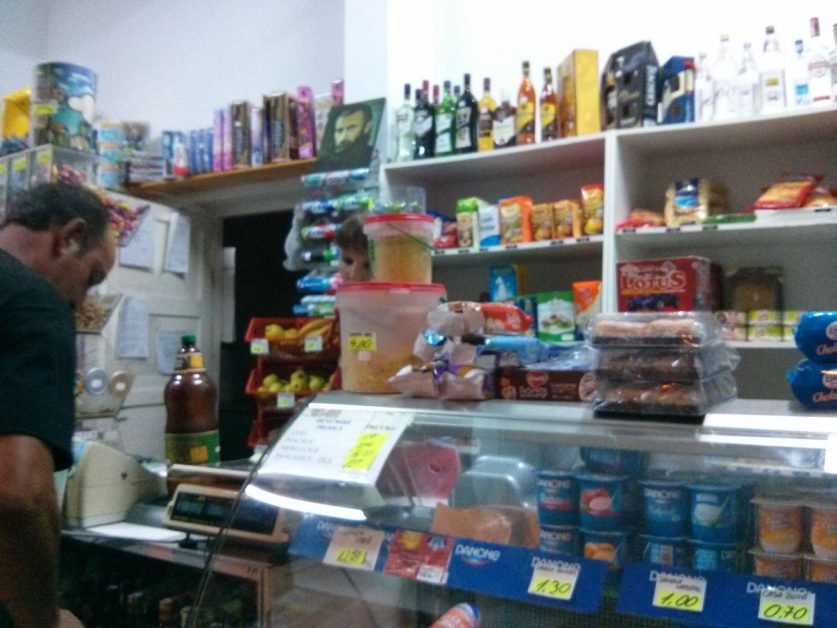Mai mulţi ROMÂNI nu au putut VOTA. Au avut buletinele la MAGAZINUL din sat, de unde cumpărau pe datorie