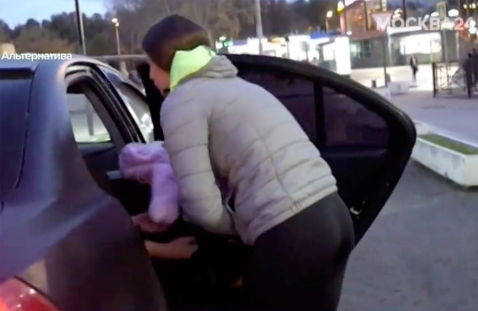 O femeie a vrut să-și vândă fiica nou-născută ca să-și cumpere o pereche nouă de cizme. Câți bani a cerut