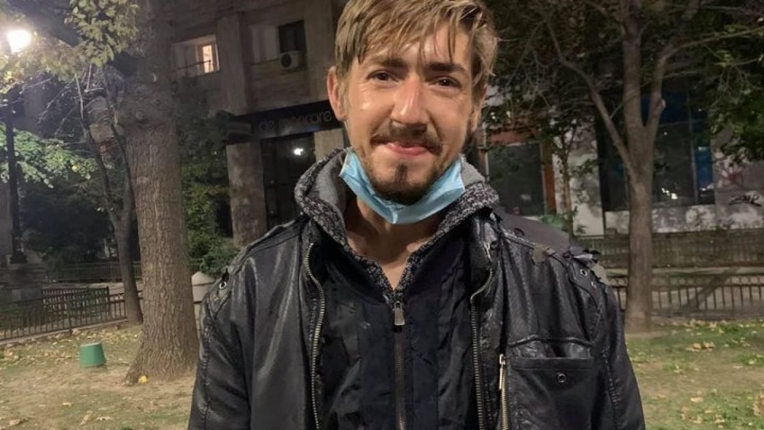 Povestea impresionantă. Gabriel are 32 de ani și a ajuns pe străzi după ce mama lui a vândut casa și l-a dat afară. Tânărul are o boală cruntă care îi provoacă răni grave.