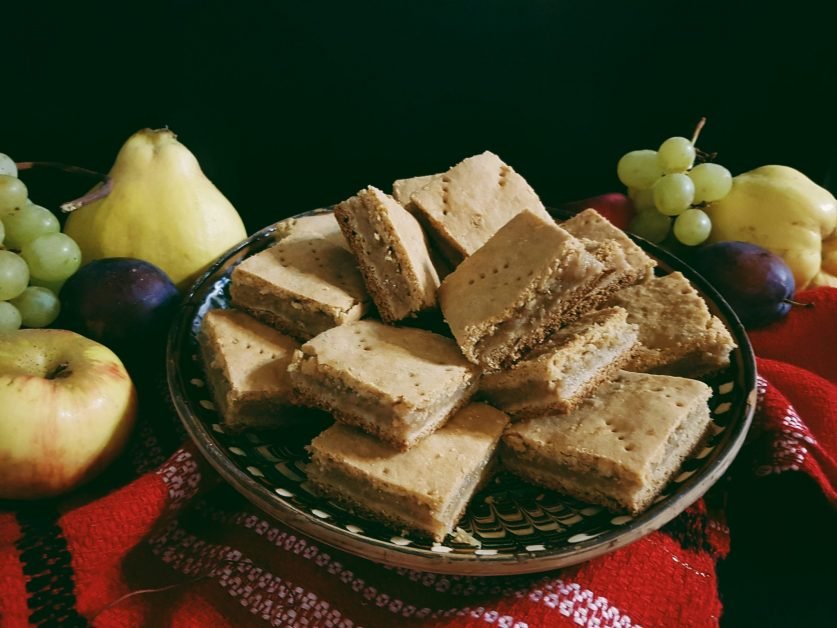 Reteta de la bunica de placinta cu aluat fraged cu mere si branza dulce primenita cu stafide