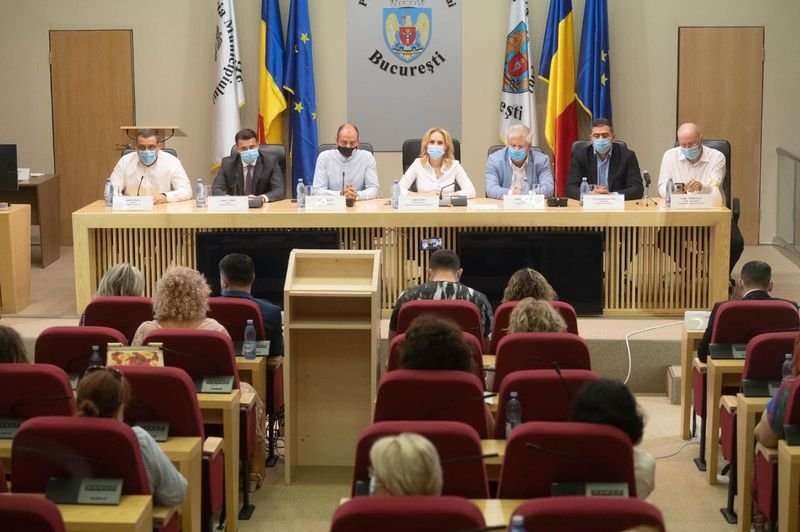Salarii şi sporuri nesimţite găsite la Primăria Capitalei. Sporuri de computer și praf consilier – 1.100 lei, director – 2.300 lei/lună
