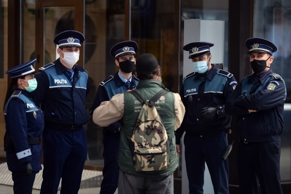Poliția va face controale în civil pentru a-i depista și amenda pe cei care nu respectă măsurile de protecție împotriva noului virus