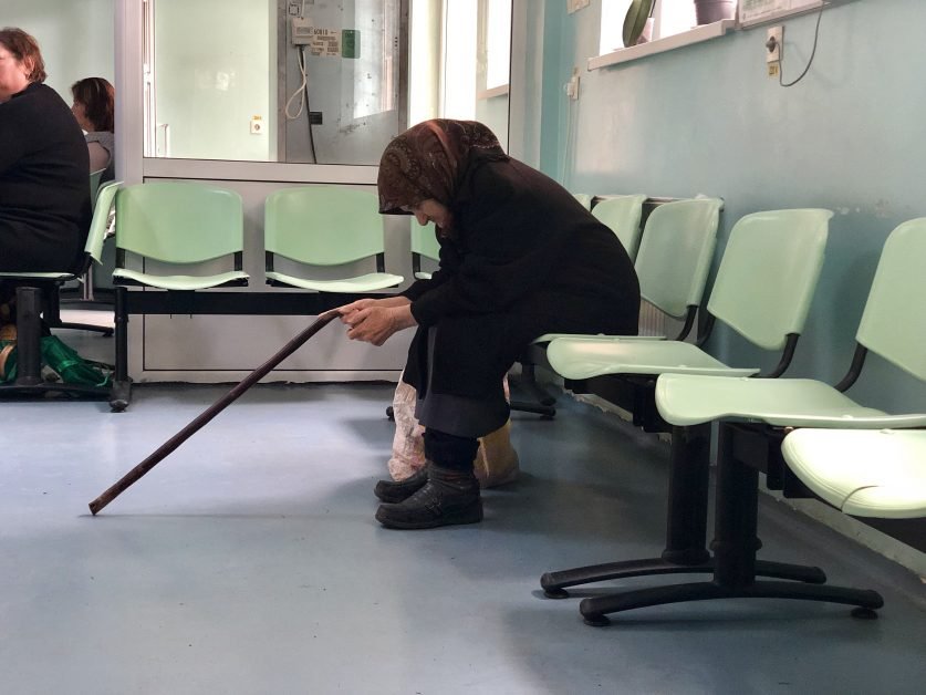 Batranica tinuta opt ore in frig in curtea spitalului din Targoviste. “A spus: Mi-e rau. Medicii – Pai si ce cautati? Mai bine stateati acasa.”