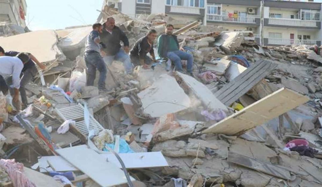Nu ne mai rabda PAMANTUL! Imagini apocaliptice din Turcia si Grecia, dupa cutremurul devastator de 7 grade. Oamenii tipa disperati pe strazile blocate de cladiri – VIDEO