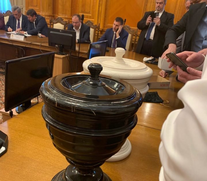Încercarea jalnică a unor parlamentari care vor să mai prindă câteva luni de diurnă prin amânarea alegerilor parlamentare
