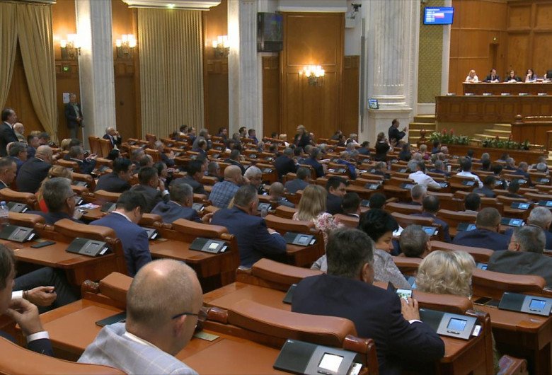 Spor COVID în valoare de 2000 de lei pentru profesori. Decizia Parlamentului