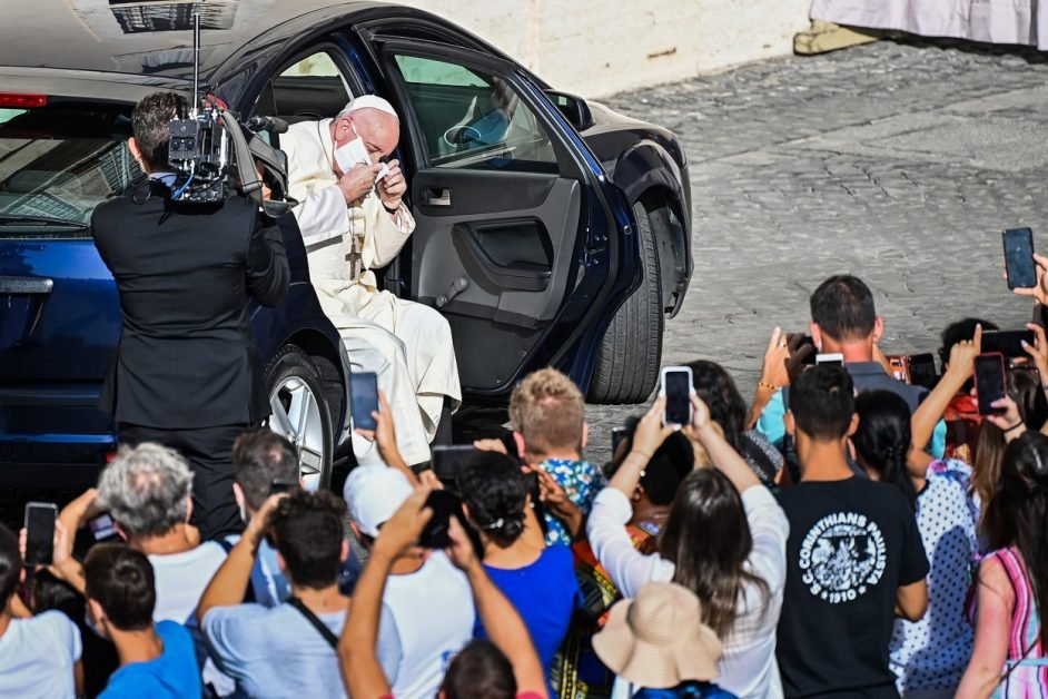 Papa menține distanța față de credincioși: ”E de mare ajutor pentru a pune capăt pandemiei!