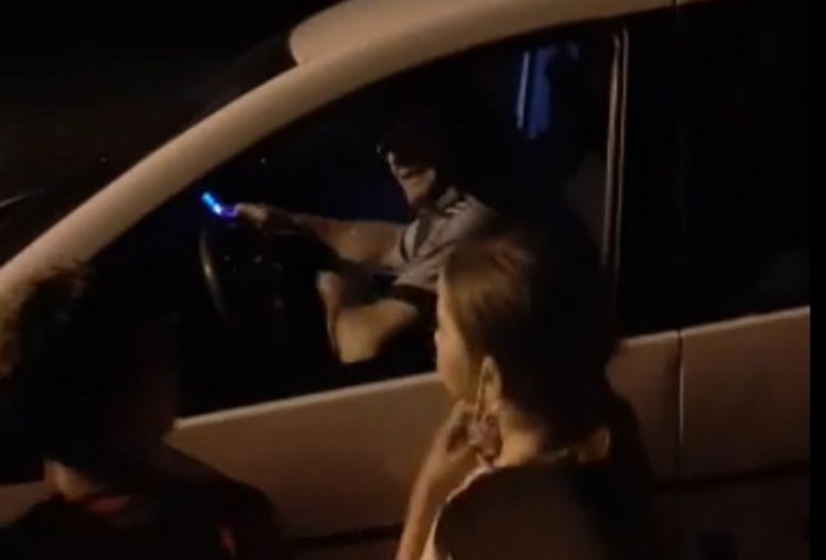 Un polițist din Sărata a fost filmat în timp ce dansa pe manele în mașina de poliție. Video