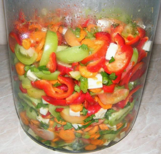Aceasta salata de iarna asortata o prefer inca de cand eram copil, mereu o rugam pe bunica sa ne faca cartofi la cuptor iar muraturile erau ca cireasa de pe tort.