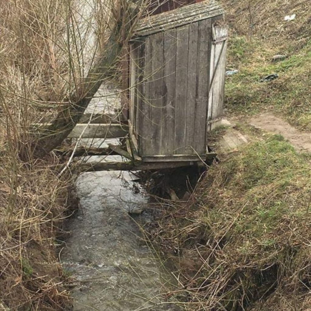 Apa plată este la acelaşi preţ cu berea. Brânza e mai scumpă decât carnea . Carnea de pui este mai ieftină decât ciupercile…