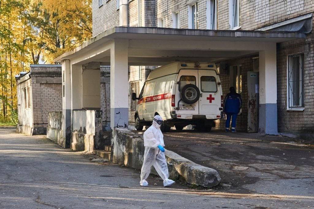 Trei medici din Romania, FUGIȚI din spital, deși erau infectați cu noul virus