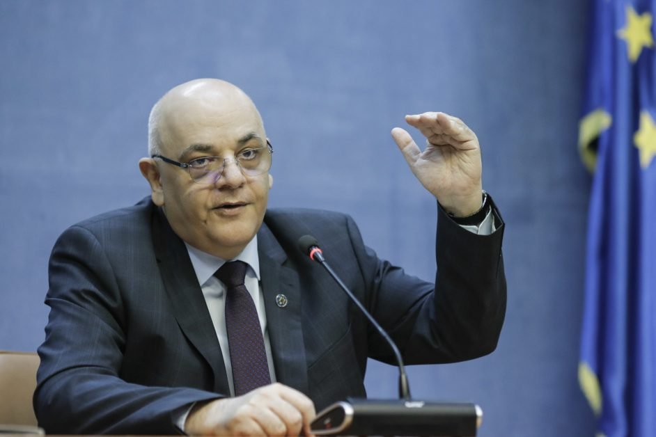 Autoritatile fac pregatiri pentru administrarea si distribuirea viitorului vaccin.  Arafat: Cine sunt primii romani care vor primi vaccinul