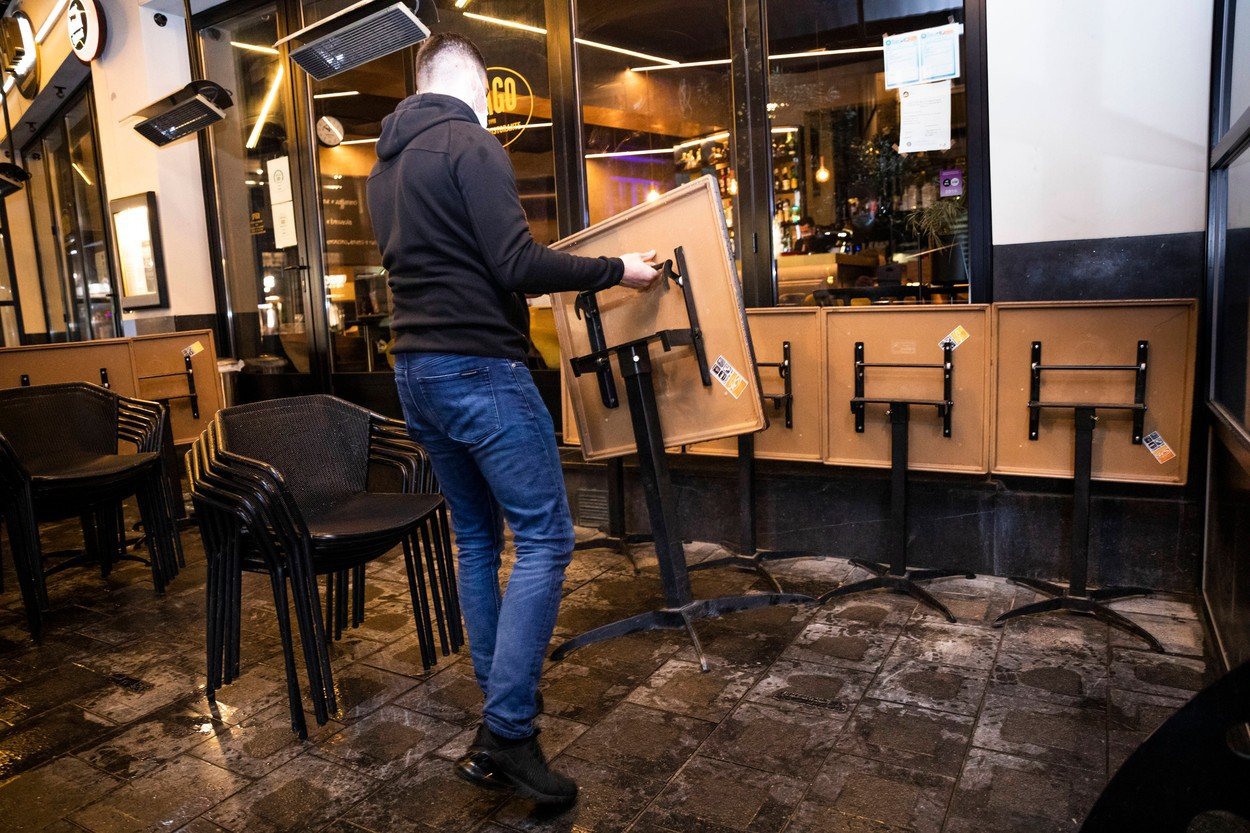 Restricții în București începând de mâine: Se închid restaurantele și cafenelele la interior. Masca, obligatorie în jurul școlilor