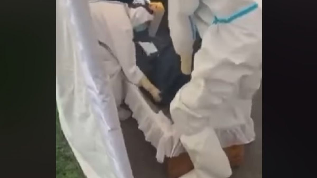 O femeie din Târgoviște urlă de durere când își ia ruda mortă cu noul VIRUS de la morgă: „Ne-o îngroapă dezbrăcată într-un sac! Îi aruncă hainele peste ea”