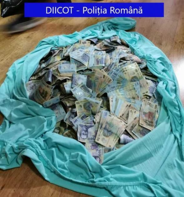 Pablo Escobar de România. Grămezi uriaşe de bani găsite de DIICOT în casa unui traficant de droguri FOTO VIDEO