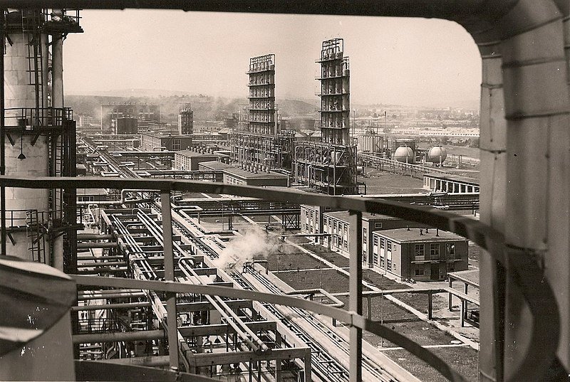 1967 – Combinatul de cauciuc sintetic de la Onești. Odată mândrie a industriei românești, astăzi nimic din ceea ce se vede în această fotografie nu mai există.