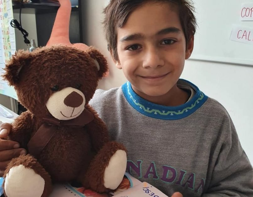 EL ESTE TRANDAFIR, BĂIEȚELUL DIN CLASA I CARE ȘI-A ÎNVĂȚAT MAMA SĂ SCRIE!