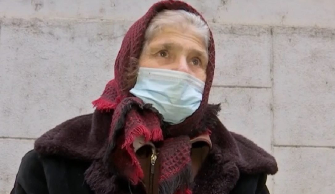 Bătrâni nevoiți să-și vândă legumele pe jos, în frig și ploaie: „Stăm ca câinii aici. Nu vândui nici de doi lei”