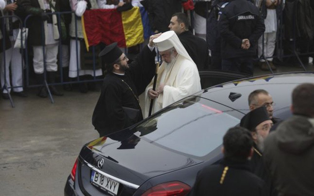 Scrisoarea unei jurnaliste către Patriarhul Daniel: Mi-ar fi plăcut să te dai dracului jos din Mercedesul cu scaune încălzite şi să mângâi mamele care îşi caută copiii, să le spui că le îngropi morţii fără bani