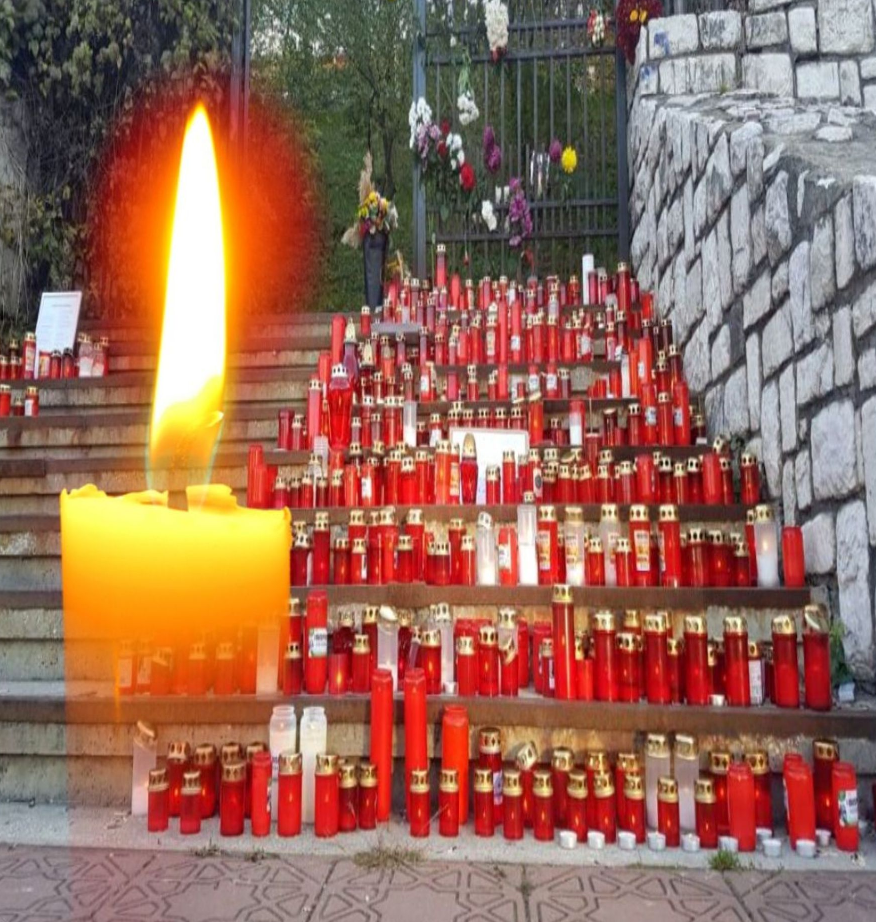 ZECI DE CANDELE ȘI FLORI ÎN FAȚA SPITALULUI DIN PIATRA NEAMȚ! RUDELE ÎNDURERATE AU ADUS UN ULTIM OMAGIU CELOR CARE S-AU STINS DIN VIAȚĂ ÎN INCENDIU