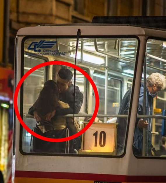 Sângele a dat în clocot în tramvaiul 10! Doi tineri și-au dat măștile jos și au început să se „iubească” de față cu restul călătorilor