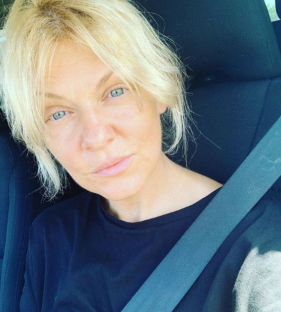 Dana Nălbaru, reacţie scandaloasă după ce o fană i-a lăsat acest comentariu: ”De ce ai privirea mereu ca și când ai fi plâns?” Răspunsul ei a uimit internetul: „Ca proasta…”