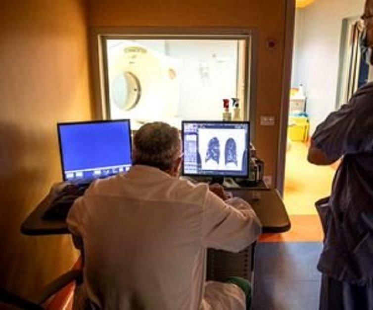Profesorii cer Guvernului un spor pentru expunerea la radiațiile emise de calculator