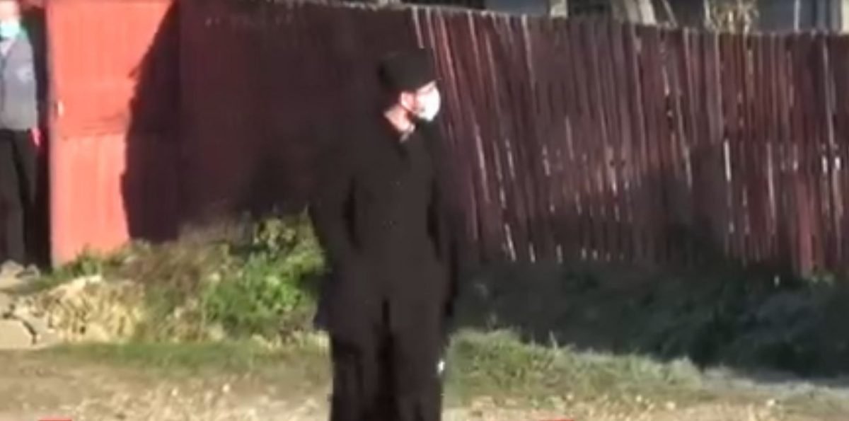 Un preot din Bistrița sfidează pandemia și merge cu crucea prin casele enoriașilor: „Zice că după sărbători nu mai poate umbla”