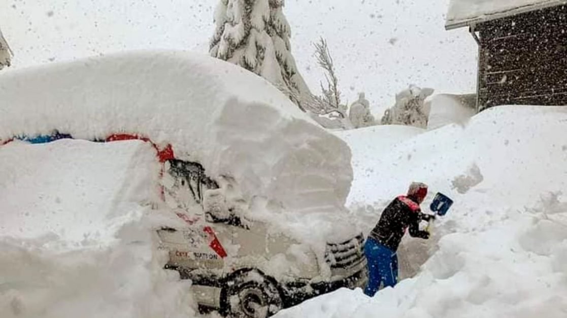 Ultima oră! Cod ROȘU de ninsori. Strat de zăpadă de peste 1 metru