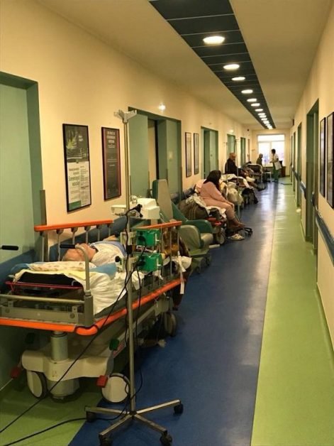 Pacienți tratați pe holurile spitalului din Reșița. Condiții inumane de spitalizare