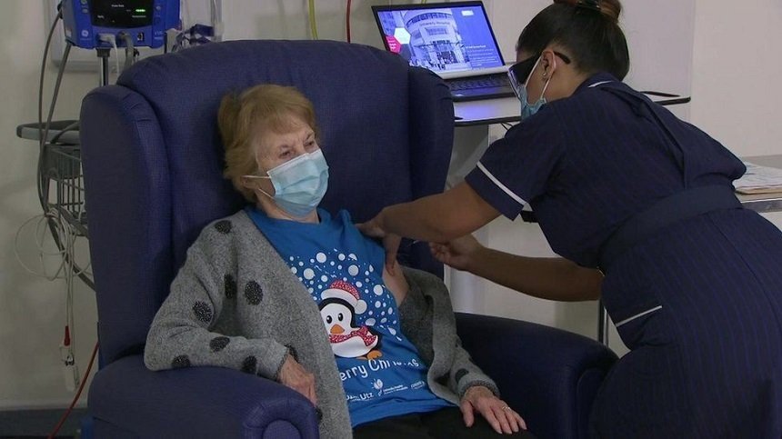 Prima persoană din lume vaccinată pentru noul virus cu tratamentul Pfizer: VIDEO
