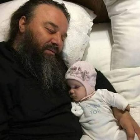 El este Preotul care a infiat 400 de copii bolnavi! Cea mai mica fetita a lui s-a nascut fara maini! Iată povestea impresionanta a parintelui Mihail