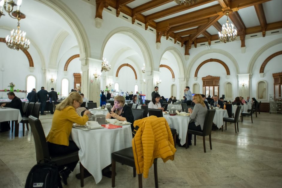 Cantina Parlamentului este adevăratul loc al „asistaților social”. Pieptul de pui la gratar e doar 4.5 lei iar o ciorbă 2.75 lei