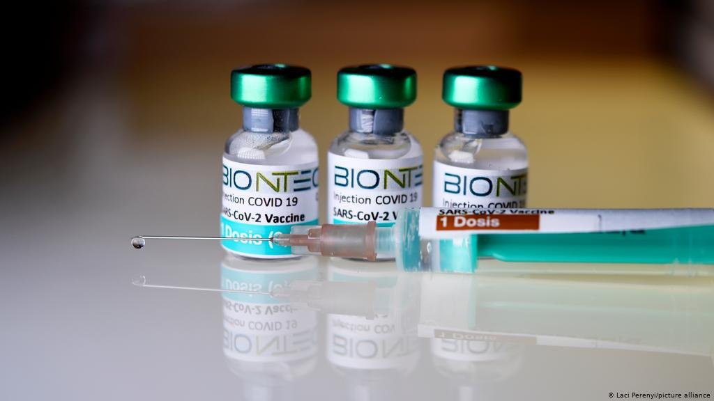 Lovitură năucitoare încasată de conspiraționiști. Studiu oficial: persoanele vaccinate cu BioNTech-Pfizer nu transmit virusul!