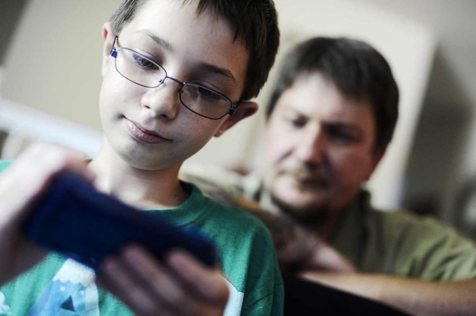Parintii sunt ingrijorati. Copiii care folosesc in exces telefoanele mobile intampina probleme de relationare cu prietenii si familia